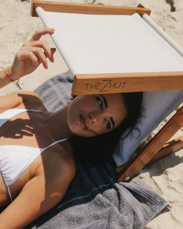 LUMEA Oasis — femme allongée au soleil avec ombre